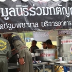 เหล่พสกนิกรชาวไทยและคนบันเทิงทยอยเดินทางมาร่วมน้อมส่งเสด็จสู่สวรรคาลัย พร้อมแจกอาหาร-น้ำดื่ม
