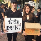 เหล่พสกนิกรชาวไทยและคนบันเทิงทยอยเดินทางมาร่วมน้อมส่งเสด็จสู่สวรรคาลัย พร้อมแจกอาหาร-น้ำดื่ม