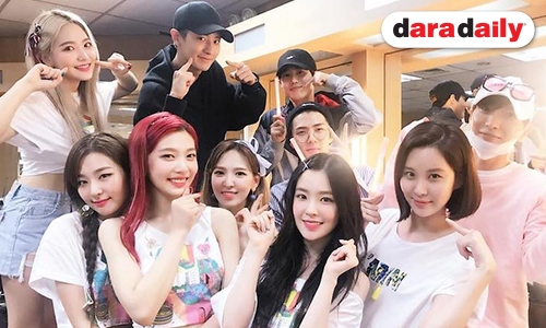 ศิลปิน SM รวมตัวเชียร์ Red Velvet ในงานคอนฯ