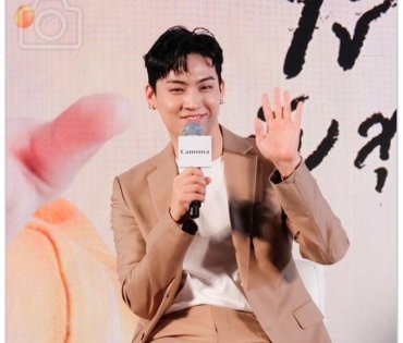 "เจบี GOT7" บินตรงนั่งแท่นพรีเซ็นเตอร์ อากาเซ่ให้กำลังใจล้นห้าง