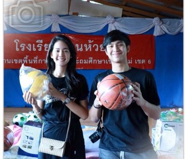 "โดนัท-โบว์" มอบเครื่องเครื่องนุ่งห่มกันหนาวและอุปกรณ์การเรียนให้กับน้องๆ ในพื้นที่ห่างไกล