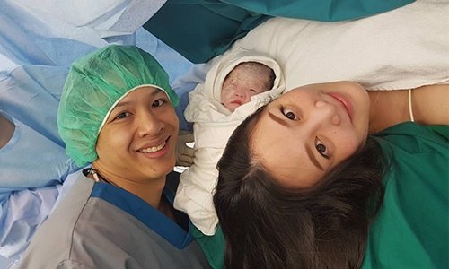 ภรรยา “โอม ค็อกเทล” คลอดแล้ว! เผยภาพลูกสาว “น้องเวฬา”