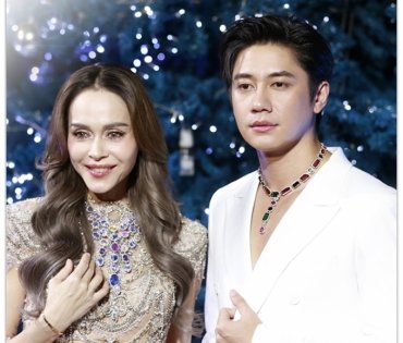 งาน "BEAUTY GEMS CHRISTMAS TREE LIGHTING CEREMONY" พบ "นัท มีเรีย,แจม รชตะ"