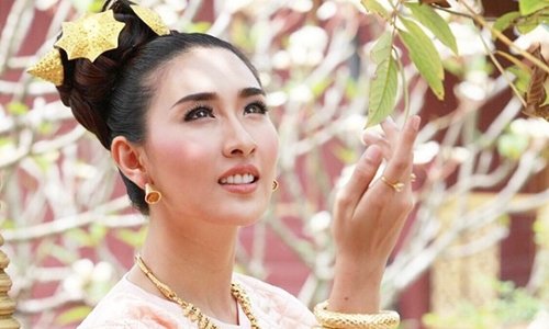 เปิดประวัติ "กระติ๊บ ชวัลกร” หรือ “เจ้านางตองนวล” ใน "เพลิงพระนาง"