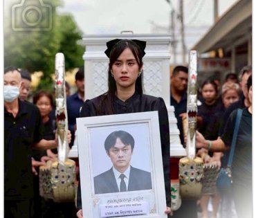 พิธีฌาปณกิจคุณพ่อของ"เก๋ไก๋ ณัฐธิชา" ณ วัดพระศรีมหาธาตุ