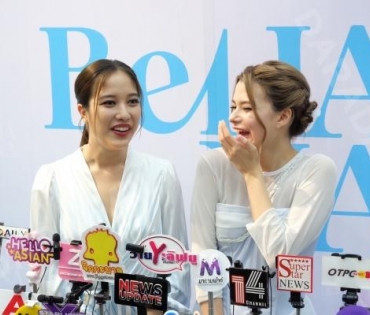 “ฟรีน สโรชา” และ “เบ็คกี้ รีเบคก้า” ในงาน “Grand Opening Be HANA” 