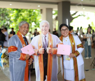 "สยม สังวริบุตร" เข้ารับพระราชทานปริญญา ปริญญาดุษฎีบัณฑิต คณะครุศาสตร์ จุฬาลงกรณ์มหาวิทยาลัย 