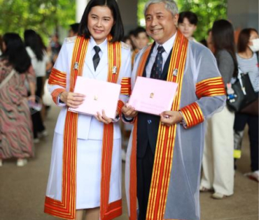 "สยม สังวริบุตร" เข้ารับพระราชทานปริญญา ปริญญาดุษฎีบัณฑิต คณะครุศาสตร์ จุฬาลงกรณ์มหาวิทยาลัย 