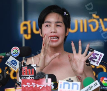 “นารา เครปกะเทย” เข้าพบตำรวจ หลังเคยร่วมไลฟ์กับ “แม่ตั๊ก” ยันไม่รู้ทองปลอม กลัวต้องกลับเข้าคุกอีกรอบ