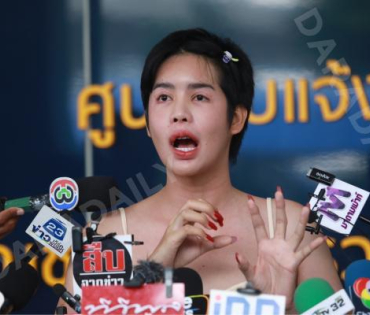 “นารา เครปกะเทย” เข้าพบตำรวจ หลังเคยร่วมไลฟ์กับ “แม่ตั๊ก” ยันไม่รู้ทองปลอม กลัวต้องกลับเข้าคุกอีกรอบ