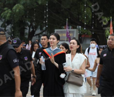 ออม-กรณ์นภัส เข้าร่วมพิธีซ้อมใหญ่รับพระราชทานปริญญาบัตร คณะเศรษฐศาสตร์ มศว.