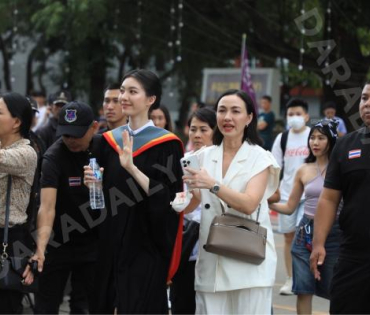 ออม-กรณ์นภัส เข้าร่วมพิธีซ้อมใหญ่รับพระราชทานปริญญาบัตร คณะเศรษฐศาสตร์ มศว.