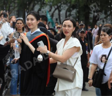 ออม-กรณ์นภัส เข้าร่วมพิธีซ้อมใหญ่รับพระราชทานปริญญาบัตร คณะเศรษฐศาสตร์ มศว.