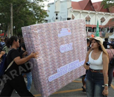 ออม-กรณ์นภัส เข้าร่วมพิธีซ้อมใหญ่รับพระราชทานปริญญาบัตร คณะเศรษฐศาสตร์ มศว.