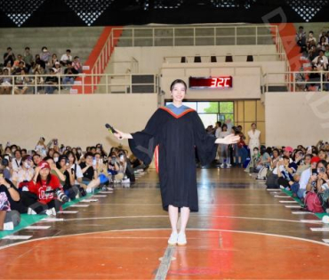 ออม-กรณ์นภัส เข้าร่วมพิธีซ้อมใหญ่รับพระราชทานปริญญาบัตร คณะเศรษฐศาสตร์ มศว.