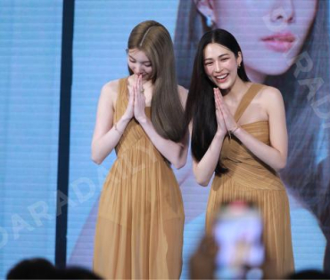 งาน THE TOUCH CLINIC Glow Together Shine Forever เปิดตัวพรีเซนเตอร์ "หลิงหลิง- ออม"