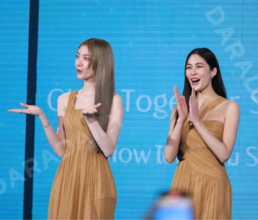 งาน THE TOUCH CLINIC Glow Together Shine Forever เปิดตัวพรีเซนเตอร์ "หลิงหลิง- ออม"