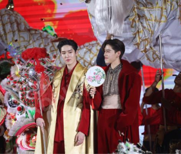 งานเปิดเทศกาลฉลองตรุษจีนสยามพารากอน พบกับสองศิลปิน "พีพี - กฤษฏ์ และ ต่อ - ธนภพ"