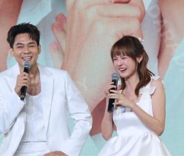 งานเปิดตัวพรีเซ็นเตอร์ Dr.JiLL พบกับ “นนกุล ชานน-แอฟ ทักษอร” “แดน วรเวช-แพทตี้ อังศุมาลิน” 