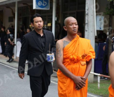 พิธีฌาปณกิจคุณพ่อของ"เก๋ไก๋ ณัฐธิชา" ณ วัดพระศรีมหาธาตุ