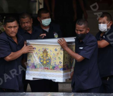 พิธีฌาปณกิจคุณพ่อของ"เก๋ไก๋ ณัฐธิชา" ณ วัดพระศรีมหาธาตุ