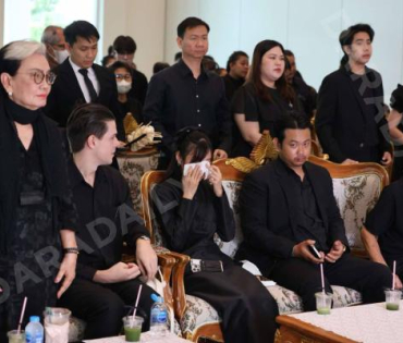 พิธีฌาปณกิจคุณพ่อของ"เก๋ไก๋ ณัฐธิชา" ณ วัดพระศรีมหาธาตุ