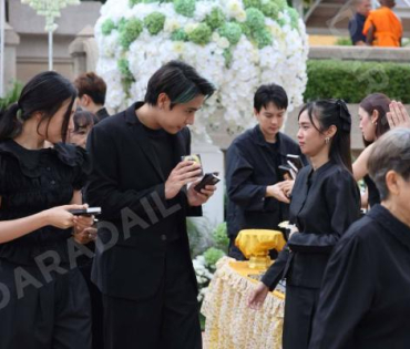 พิธีฌาปณกิจคุณพ่อของ"เก๋ไก๋ ณัฐธิชา" ณ วัดพระศรีมหาธาตุ