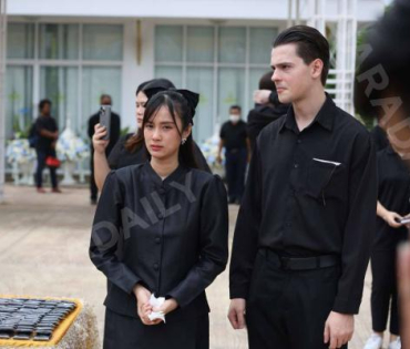 พิธีฌาปณกิจคุณพ่อของ"เก๋ไก๋ ณัฐธิชา" ณ วัดพระศรีมหาธาตุ