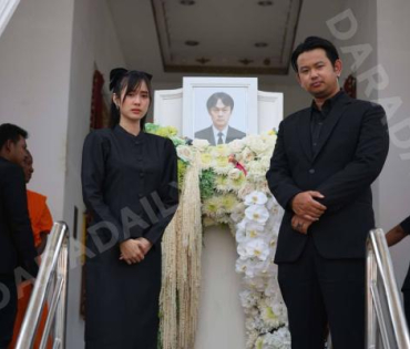 พิธีฌาปณกิจคุณพ่อของ"เก๋ไก๋ ณัฐธิชา" ณ วัดพระศรีมหาธาตุ