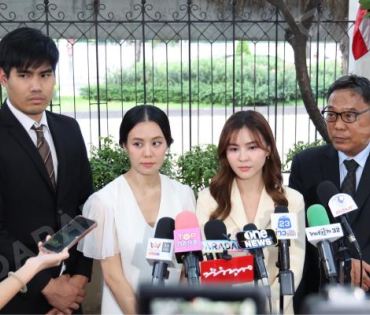 "ออม สุชาร์" และคู่กรณี นัดไกล่เกลี่ย ณ ศาลแพ่งพระโขนง 