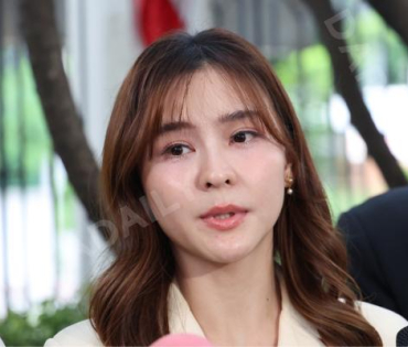 "ออม สุชาร์" และคู่กรณี นัดไกล่เกลี่ย ณ ศาลแพ่งพระโขนง 