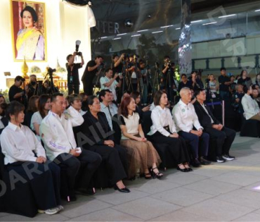 งานเปิดไฟต้นคริสต์มาส MBK Center Sparkling Happiness Light Up Ceremony