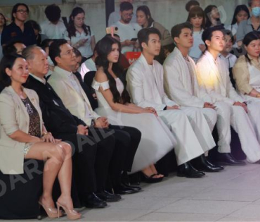 งานเปิดไฟต้นคริสต์มาส MBK Center Sparkling Happiness Light Up Ceremony