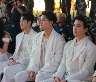 งานเปิดไฟต้นคริสต์มาส MBK Center Sparkling Happiness Light Up Ceremony