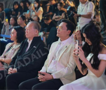 งานเปิดไฟต้นคริสต์มาส MBK Center Sparkling Happiness Light Up Ceremony