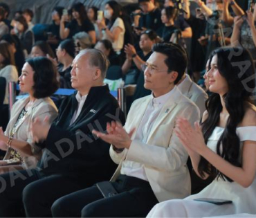 งานเปิดไฟต้นคริสต์มาส MBK Center Sparkling Happiness Light Up Ceremony