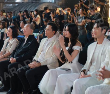 งานเปิดไฟต้นคริสต์มาส MBK Center Sparkling Happiness Light Up Ceremony