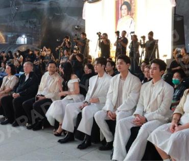 งานเปิดไฟต้นคริสต์มาส MBK Center Sparkling Happiness Light Up Ceremony