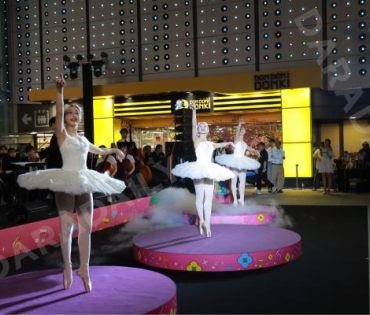 งานเปิดไฟต้นคริสต์มาส MBK Center Sparkling Happiness Light Up Ceremony