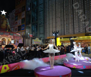 งานเปิดไฟต้นคริสต์มาส MBK Center Sparkling Happiness Light Up Ceremony