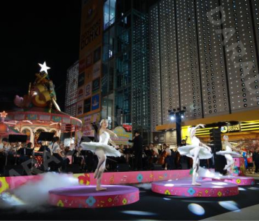 งานเปิดไฟต้นคริสต์มาส MBK Center Sparkling Happiness Light Up Ceremony