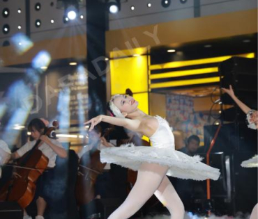 งานเปิดไฟต้นคริสต์มาส MBK Center Sparkling Happiness Light Up Ceremony