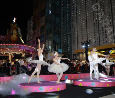 งานเปิดไฟต้นคริสต์มาส MBK Center Sparkling Happiness Light Up Ceremony