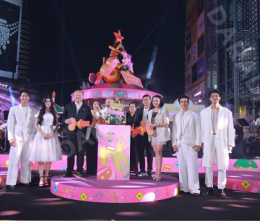 งานเปิดไฟต้นคริสต์มาส MBK Center Sparkling Happiness Light Up Ceremony