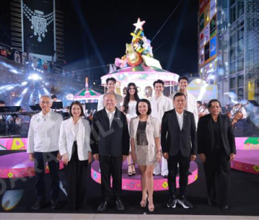 งานเปิดไฟต้นคริสต์มาส MBK Center Sparkling Happiness Light Up Ceremony