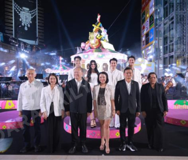 งานเปิดไฟต้นคริสต์มาส MBK Center Sparkling Happiness Light Up Ceremony