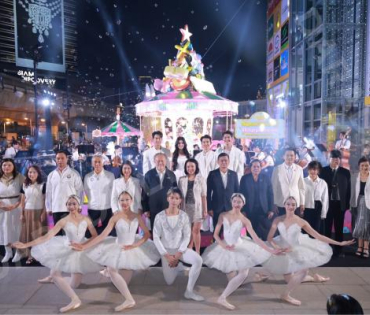 งานเปิดไฟต้นคริสต์มาส MBK Center Sparkling Happiness Light Up Ceremony