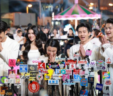 งานเปิดไฟต้นคริสต์มาส MBK Center Sparkling Happiness Light Up Ceremony