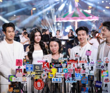 งานเปิดไฟต้นคริสต์มาส MBK Center Sparkling Happiness Light Up Ceremony