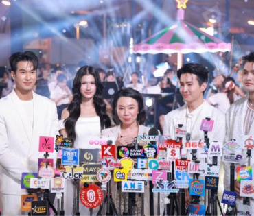 งานเปิดไฟต้นคริสต์มาส MBK Center Sparkling Happiness Light Up Ceremony